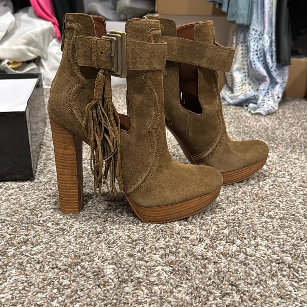 NEW! Boutique 9 dark taupe suede ankle boot size 9.5